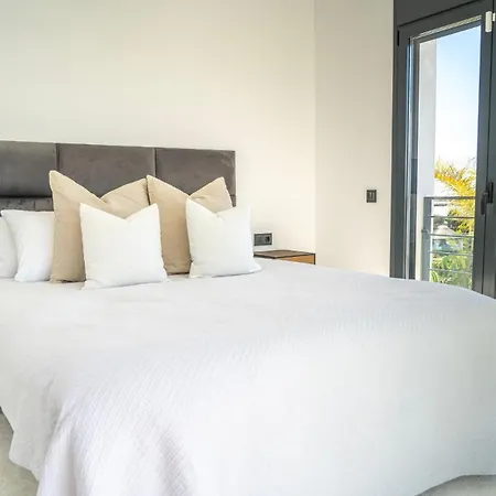 Sophisticated 3-bedroom Designer In With Panoramic Sea Views Villa *