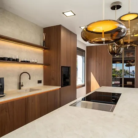 Sophisticated 3-bedroom Designer In With Panoramic Sea Views *