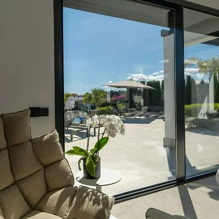 Sophisticated 3-bedroom Designer In With Panoramic Sea Views *
