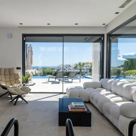 Sophisticated 3-bedroom Designer In With Panoramic Sea Views *