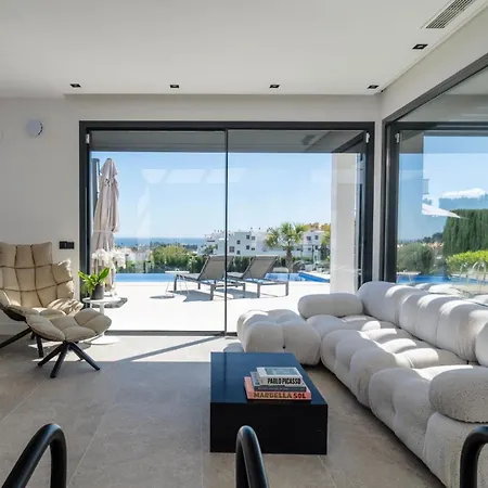 Sophisticated 3-bedroom Designer In With Panoramic Sea Views *